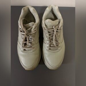 Brooks Addiction Walker, Women’s Size 8.5 Beige